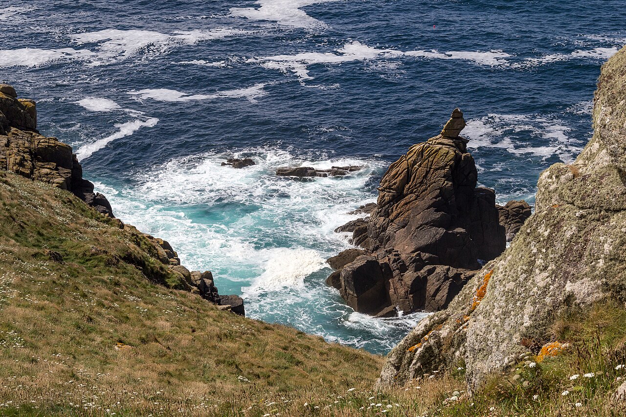 Cornwall coast path by the sea - Wikimedia Commons